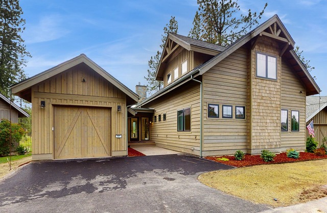 Modern lake house w/wetland view - walk to lake & beach