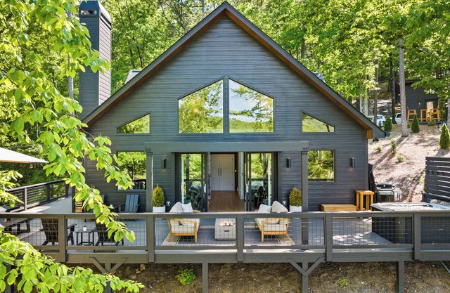 Modern Lakefront Cabin: Hot Tub, Kayaks & Bonus Mini Cabin!