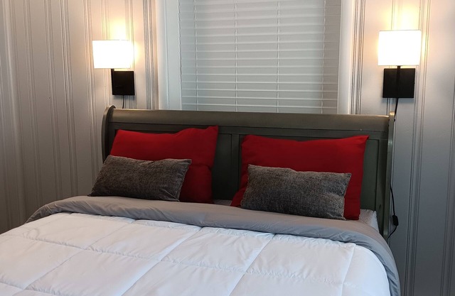 Modern Lakefront Condo with pool. Only 10 min from Bathhouse Row.