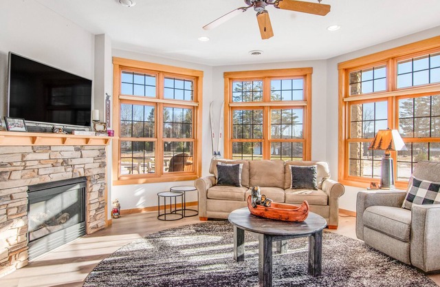 Modern lakefront condo with grill, W/D, gas fireplace, indoor pool, & hot tubs