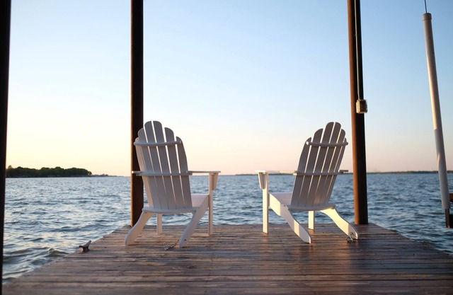 Modern Lakefront Cottage on Open Water with Stunning Sunsets on Cedar Creek Lake