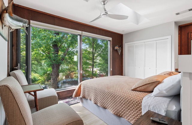 Modern & Lakefront Haven in Gainesville ~Luxury Queen Bed Studio