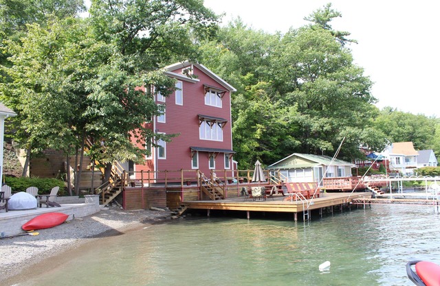 Zeitgenössische Lakefront Home