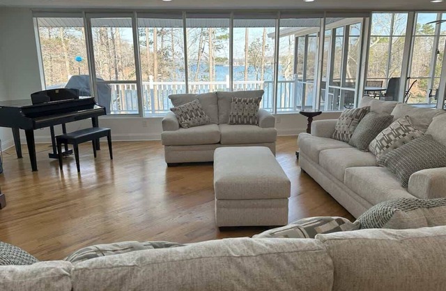 Modern Lakefront Oasis Unwind in Comfort & Style