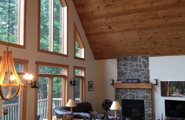 Modern Lakehouse with cottage character 40 minutes from Ottawa CITQ #304028
