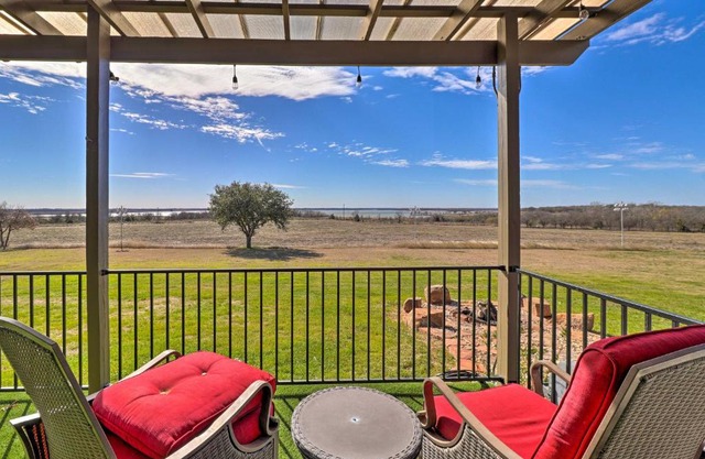 Modern Lakehouse with Stunning Views and Hot Tub!
