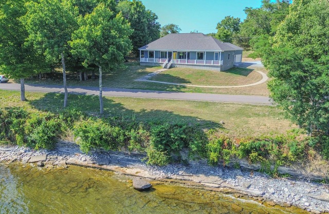 Modern Lakeside Retreat on Lake Ontario 4 bedroom/3 bath