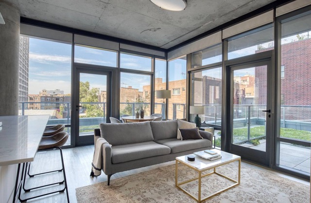 Modern Lakeview 2BR w/ Roftop & Gym, nr Trail & Park, by Blueground