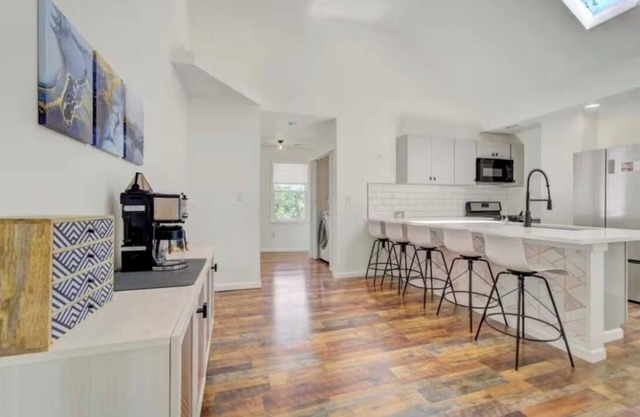 Modern Lakeview Cottage