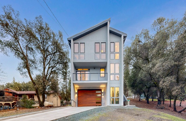Modern landing pad near Yosemite with balconies, wildlife views, community perks