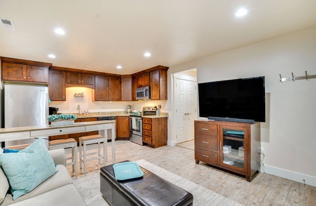 Modern Lehi Apartment: 2 Mi to Thanksgiving Point