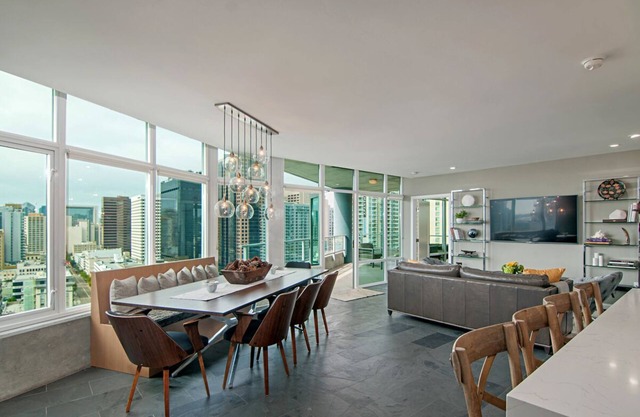 Modern, Helle Condo gefüllt, mit immer Aussicht nach Norden, Westen und Süden!
