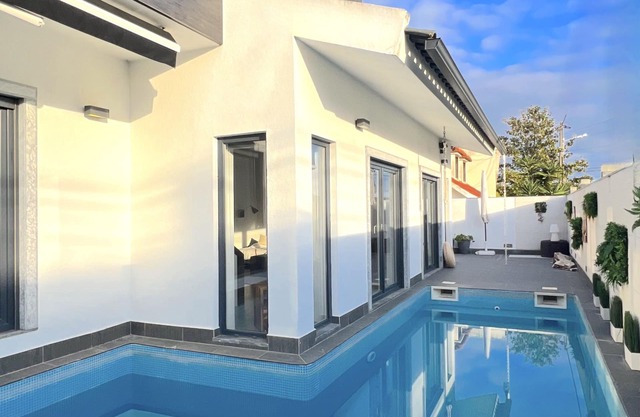 Modern Lisbon Oasis: 15 Mins to City, 4 Mins to Beach, Pool & AC Comfort