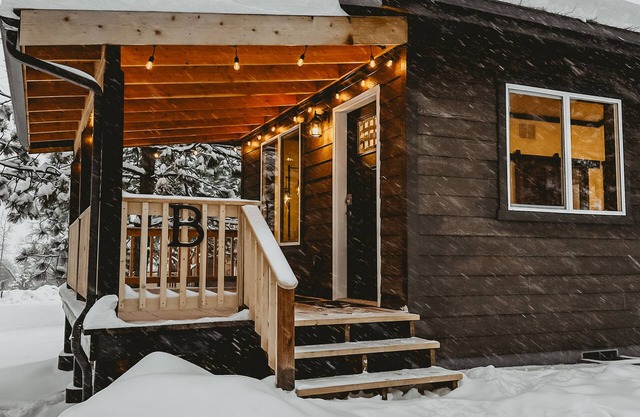 Modern Lodge Styled Cabin. 30 mins from Glacier Park. Mtn Views and Pond Onsite