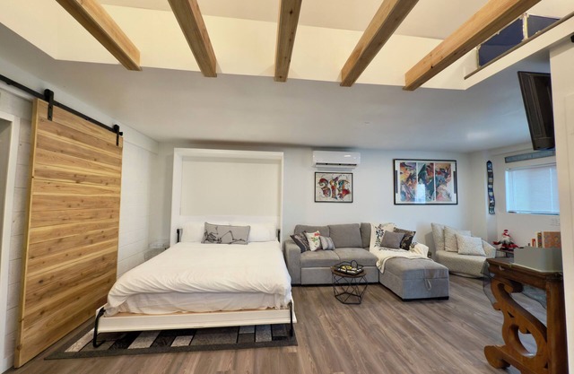 Modern Loft Guest House- FamilyFriendly meets luxury. Within 30min of it all!