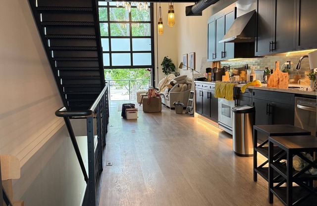 Modern Loft in Santa Ana – Steps From Shopping, Dining & Hospitals