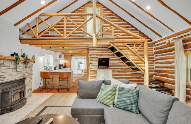Modern Log Cabin at the beach with Hot Tub, Game Room and Fire Pit