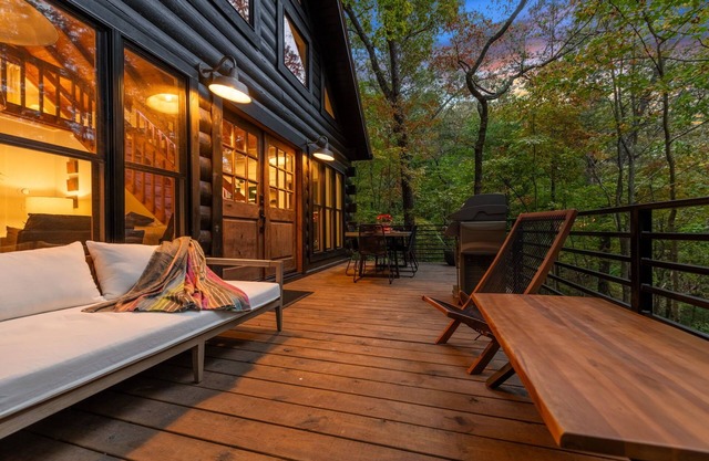 Modern Log Cabin - Hot Tub, Fire Pit, Spa-like bathroom in secluded nature haven