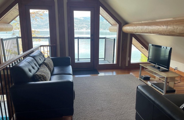 Modernes Blockhaus am Okanagan-See, Privatstrand, großes Dock, Bootslift und Start