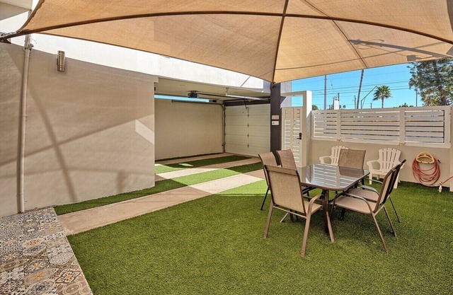 Modern Lux Town Home, 5 Min from Public Beach & Walmart