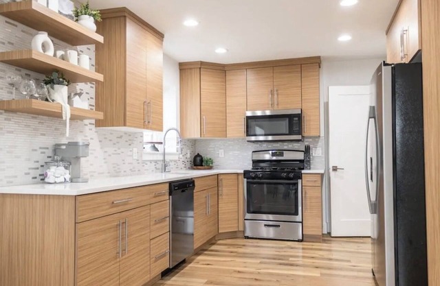 Modern Lux Upstairs Unit Near SLC W/ King Bed, Yard, Garage and Washer/Dryer