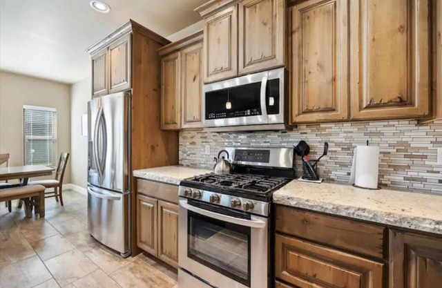 Modern Luxe Home~Near Hospital~Garage Pkg~King Bed