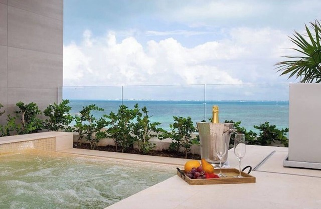 Modern Luxurious 3-Bedroom Oceanfront Suite