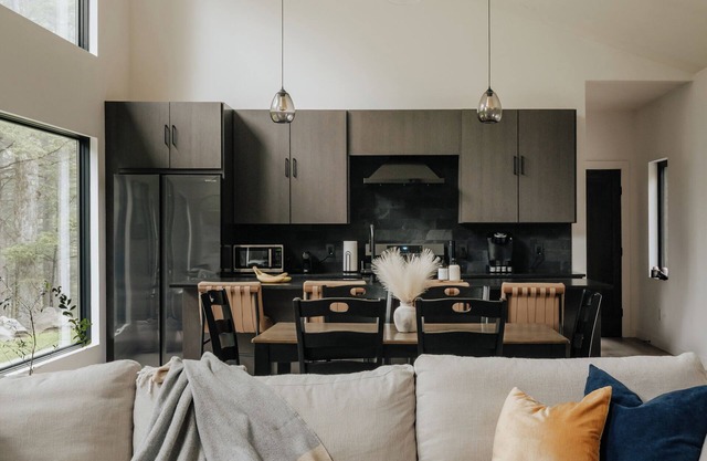 Modern Luxury 2-bedroom house in peaceful Haines Falls with AC, WiFi, Large TVs