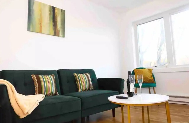 Modern Luxury 2BD APT-Close To Everything-Free Wine