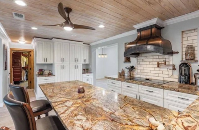 Modern Luxury 3 Bed 3 bath. Docked boat access, 15 Minutes from Key West.
