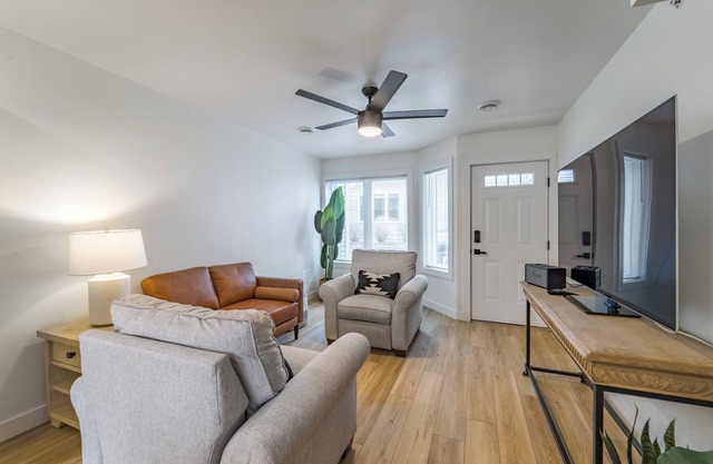 Modern Luxury 3 Bedroom Townhouse with Lake Access