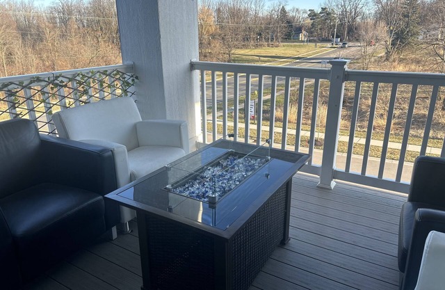 Modern Luxury Apartment near GRR Airport, Woodland Mall, 10 miles to GR downtown