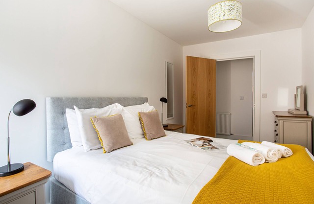 Modern Luxury Apartment, Sleeps 6, Best Location