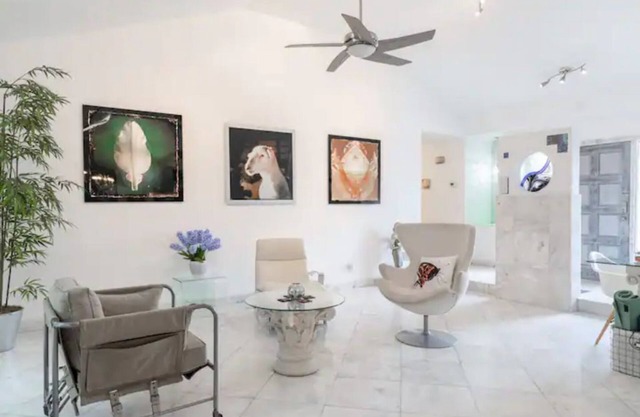 Modern Luxury - Close to Beach - Large Yard - King Bed
