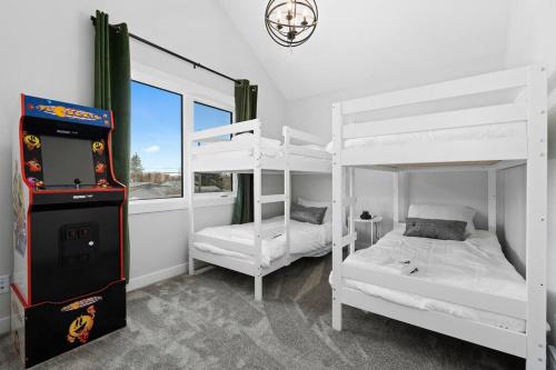 Modern Luxury Home - King Bed Arcade WEM A/C