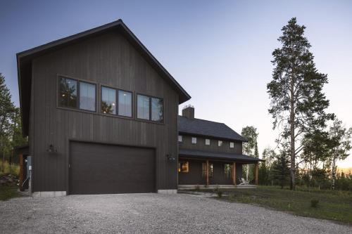 Modern Luxury Home with Hot Tub Near the Tetons Targhee and Jackson Hole