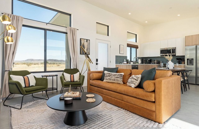 Modern luxury / hot tub / 75" tv / bbq / views
