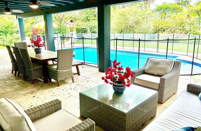 Modern Luxury Oasis 4BR Sleeps 8 Heated Pool Near Ocean & Keys