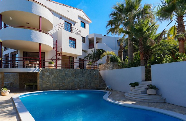 Moderne Luxus-Villa mit herrlichem Blick über Reisfelder und Küste von Valencia