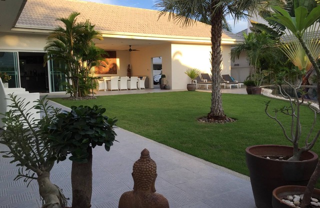 Moderne Luxusvilla mit großem Salzwasser-Pool, Jacuzzi und tropischen Gärten