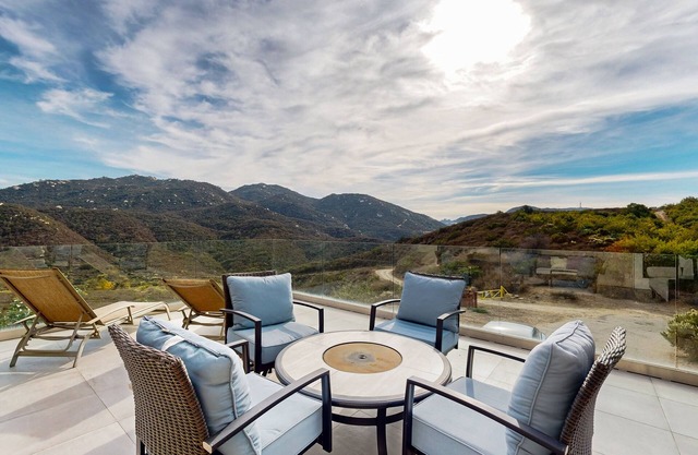 Modern luxury with stunning views close to golf & wineries - private home gym