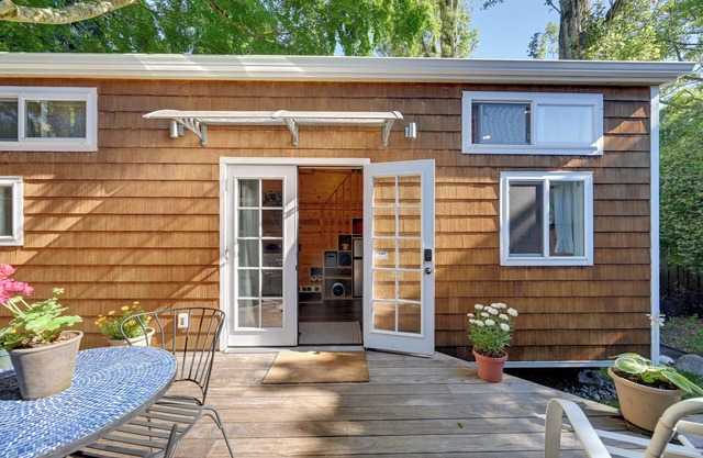 Modern Lynnwood Tiny House: 16 Mi to Seattle!