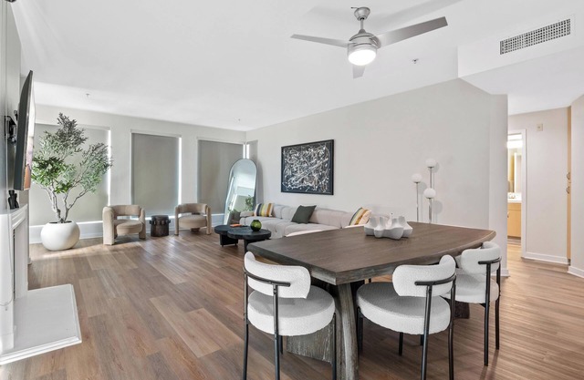 Modern Marina: Chic Design & Coastal Comfort