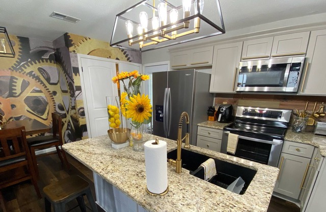 Modern & Marvelous- 3 bed 2 bath East Memphis Gem