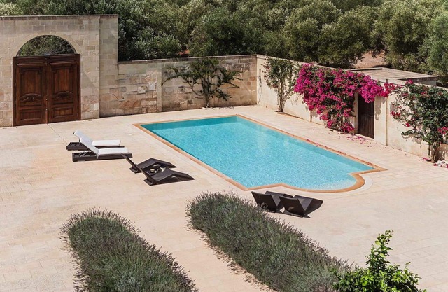Moderne Masseria im Olivenhain.