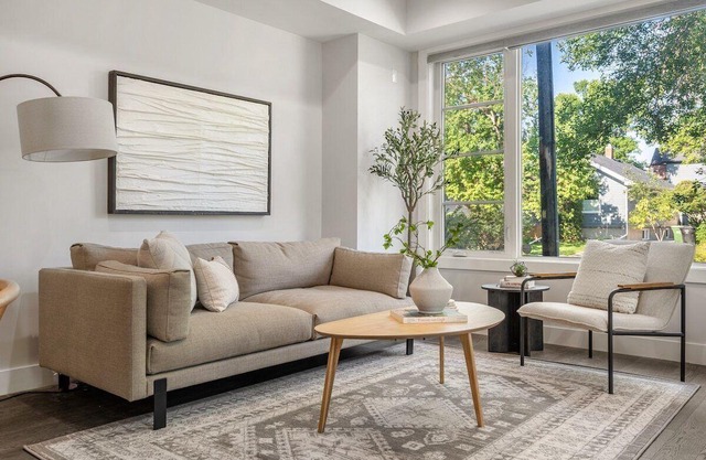Modern Mediterranean 4BR near Downtown w/ Cable