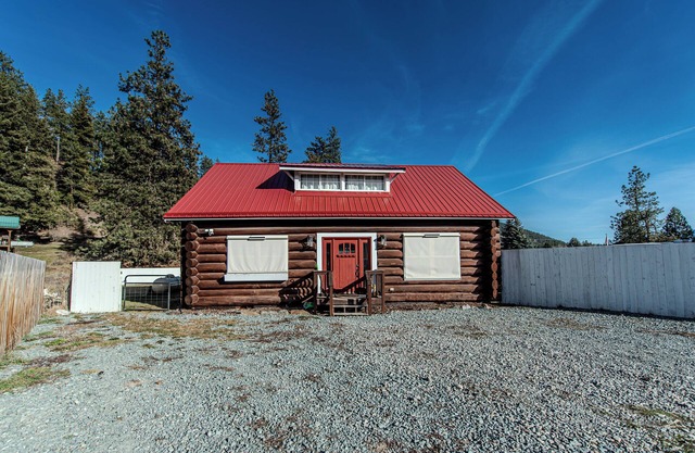 Modern Meets Rustic- Hot tub- pet friendly- sleeps 6