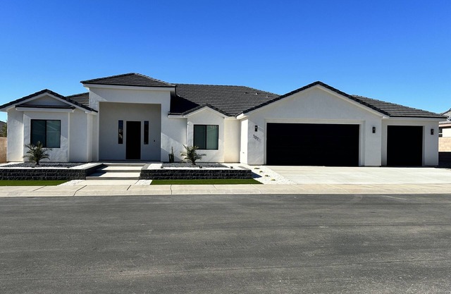 Modern Mesquite New Home perfect for golfers and families alike.