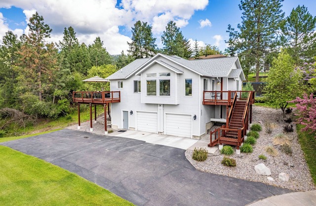 Modern Missoula home with AC, WiFi, 2-car garage, sleeps 10, & beautiful views!
