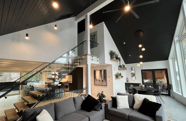 Modern mountain Chalet. Views, Hot Tub, Steam Room, Luxury!